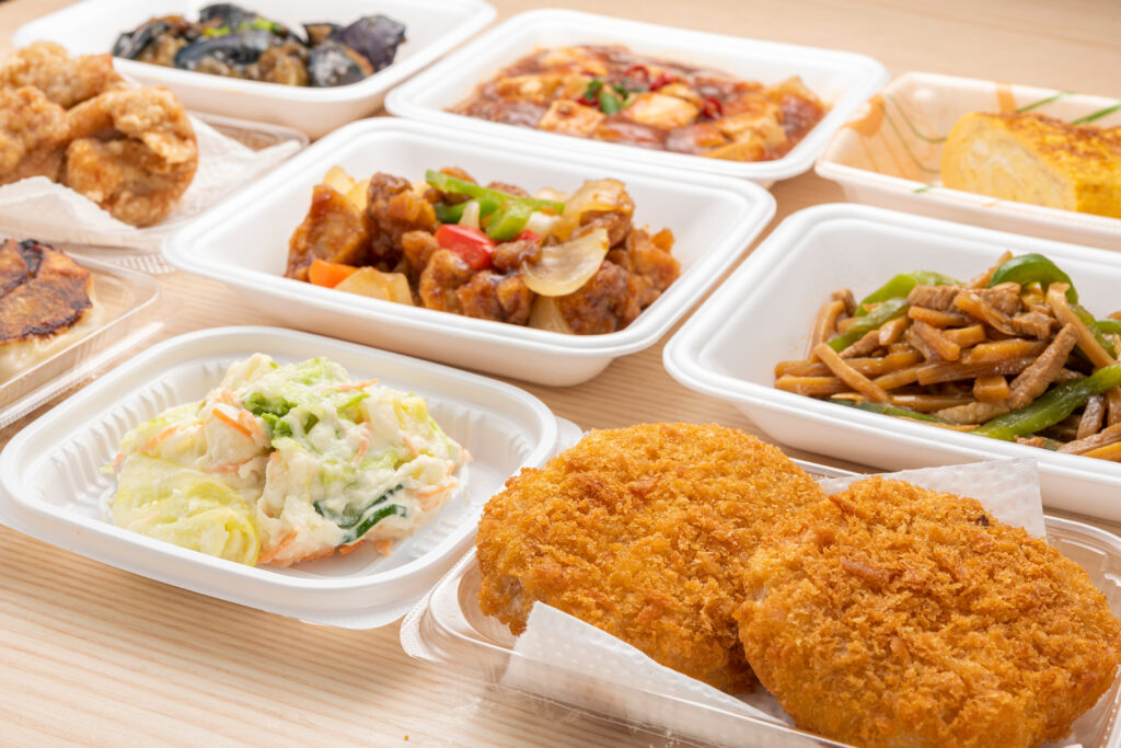 テーブルにお惣菜が並んでいる。