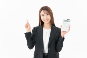 女性が電卓を持ってアドバイスをしている